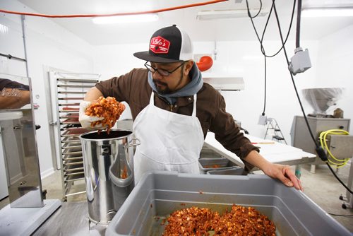 MIKE DEAL / WINNIPEG FREE PRESS
Lord Sale owner of Lolos Premium Meats a local manufacturer of Filipino-style sausages makes longganosa and chavacano sausages at a facility he rents near Beausejour.
190130 - Wednesday, January 30, 2019.