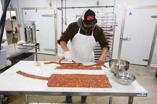 MIKE DEAL / WINNIPEG FREE PRESS
Lord Sale owner of Lolos Premium Meats a local manufacturer of Filipino-style sausages makes longganosa sausages at a facility he rents near Beausejour.
190130 - Wednesday, January 30, 2019.