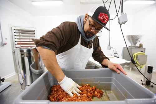 MIKE DEAL / WINNIPEG FREE PRESS
Lord Sale owner of Lolos Premium Meats a local manufacturer of Filipino-style sausages makes longganosa and chavacano sausages at a facility he rents near Beausejour.
190130 - Wednesday, January 30, 2019.