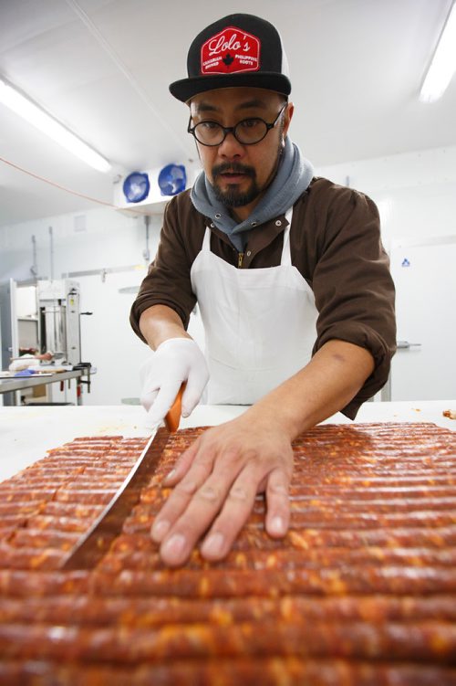 MIKE DEAL / WINNIPEG FREE PRESS
Lord Sale owner of Lolos Premium Meats a local manufacturer of Filipino-style sausages makes longganosa sausages at a facility he rents near Beausejour.
190130 - Wednesday, January 30, 2019.