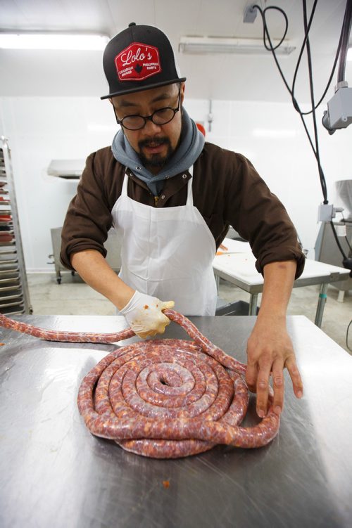 MIKE DEAL / WINNIPEG FREE PRESS
Lord Sale owner of Lolos Premium Meats a local manufacturer of Filipino-style sausages makes chavacano sausages at a facility he rents near Beausejour.
190130 - Wednesday, January 30, 2019.