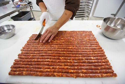 MIKE DEAL / WINNIPEG FREE PRESS
Lord Sale owner of Lolos Premium Meats a local manufacturer of Filipino-style sausages makes longganosa sausages at a facility he rents near Beausejour.
190130 - Wednesday, January 30, 2019.