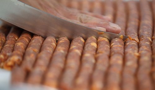 MIKE DEAL / WINNIPEG FREE PRESS
Lord Sale owner of Lolos Premium Meats a local manufacturer of Filipino-style sausages makes longganosa sausages at a facility he rents near Beausejour.
190130 - Wednesday, January 30, 2019.