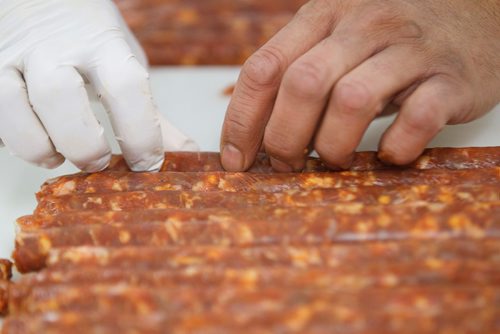 MIKE DEAL / WINNIPEG FREE PRESS
Lord Sale owner of Lolos Premium Meats a local manufacturer of Filipino-style sausages makes longganosa sausages at a facility he rents near Beausejour.
190130 - Wednesday, January 30, 2019.