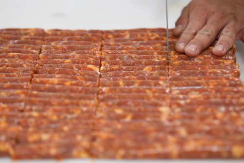 MIKE DEAL / WINNIPEG FREE PRESS
Lord Sale owner of Lolos Premium Meats a local manufacturer of Filipino-style sausages makes longganosa sausages at a facility he rents near Beausejour.
190130 - Wednesday, January 30, 2019.