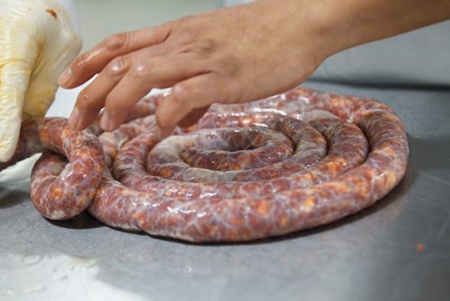 MIKE DEAL / WINNIPEG FREE PRESS
Lord Sale owner of Lolos Premium Meats a local manufacturer of Filipino-style sausages makes chavacano sausages at a facility he rents near Beausejour.
190130 - Wednesday, January 30, 2019.