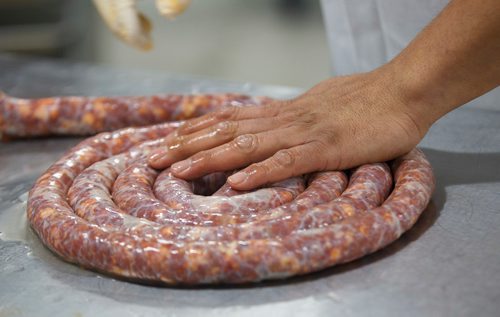 MIKE DEAL / WINNIPEG FREE PRESS
Lord Sale owner of Lolos Premium Meats a local manufacturer of Filipino-style sausages makes chavacano sausages at a facility he rents near Beausejour.
190130 - Wednesday, January 30, 2019.