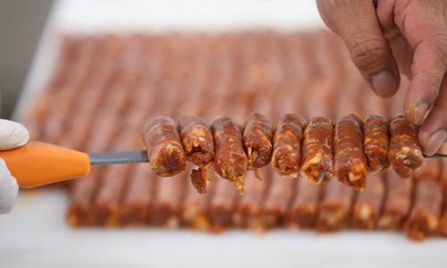 MIKE DEAL / WINNIPEG FREE PRESS
Lord Sale owner of Lolos Premium Meats a local manufacturer of Filipino-style sausages makes longganosa sausages at a facility he rents near Beausejour.
190130 - Wednesday, January 30, 2019.