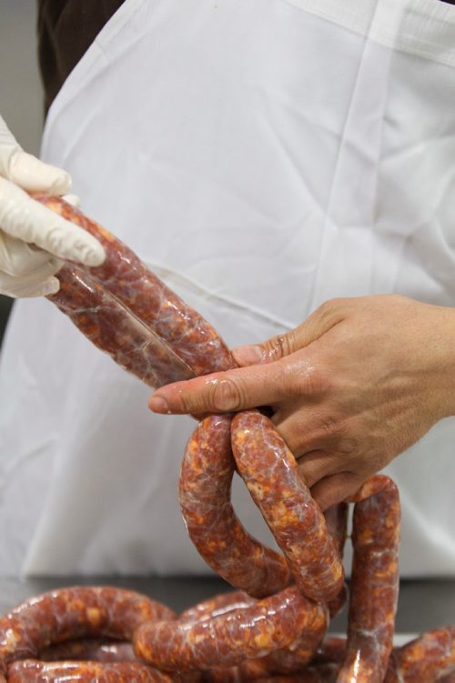 MIKE DEAL / WINNIPEG FREE PRESS
Lord Sale owner of Lolos Premium Meats a local manufacturer of Filipino-style sausages makes chavacano sausages at a facility he rents near Beausejour.
190130 - Wednesday, January 30, 2019.