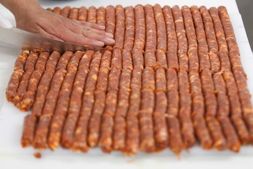 MIKE DEAL / WINNIPEG FREE PRESS
Lord Sale owner of Lolos Premium Meats a local manufacturer of Filipino-style sausages makes longganosa sausages at a facility he rents near Beausejour.
190130 - Wednesday, January 30, 2019.