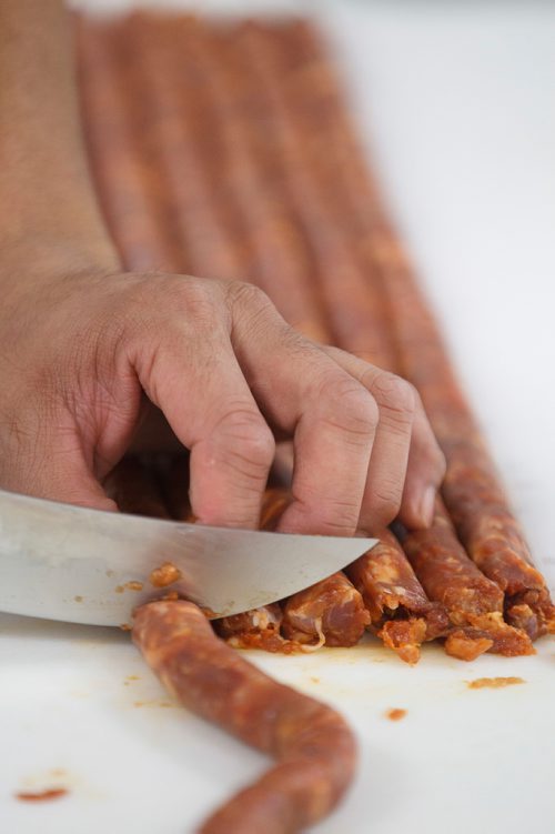 MIKE DEAL / WINNIPEG FREE PRESS
Lord Sale owner of Lolos Premium Meats a local manufacturer of Filipino-style sausages makes longganosa sausages at a facility he rents near Beausejour.
190130 - Wednesday, January 30, 2019.