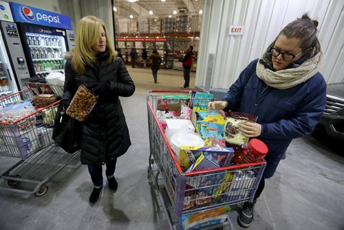 TREVOR HAGAN / WINNIPEG FREE PRSS
Laura Brown, left, and Sara Smith picking up bags of goods at Costco for the upcoming Galentine's Day event that Smith founded, Wednesday, February 6, 2019. For Aaron App volunteer column.