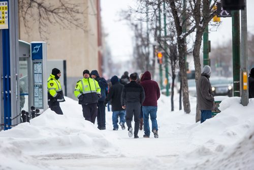 MIKAELA MACKENZIE / WINNIPEG FREE PRESS
Portage Avenue sidewalks fill up as people are evacuated because of a gas leak in Winnipeg Square in Winnipeg on Thursday, Feb. 7, 2019.
Winnipeg Free Press 2019.