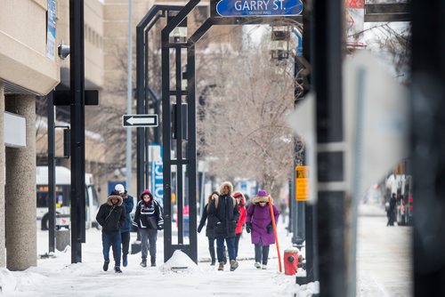 MIKAELA MACKENZIE / WINNIPEG FREE PRESS
Sidewalks fill up as crews investigate a gas leak on Graham Avenue in Winnipeg on Thursday, Feb. 7, 2019.
Winnipeg Free Press 2019.