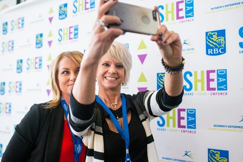 MIKAELA MACKENZIE / WINNIPEG FREE PRESS
Lisa Lawrence (left) and Pam McIntyre take selfies at SheDay at the RBC Conference Centre in Winnipeg on Thursday, Feb. 7, 2019.
Winnipeg Free Press 2019.