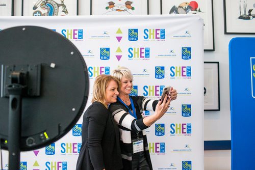 MIKAELA MACKENZIE / WINNIPEG FREE PRESS
Lisa Lawrence (left) and Pam McIntyre take selfies at SheDay at the RBC Conference Centre in Winnipeg on Thursday, Feb. 7, 2019.
Winnipeg Free Press 2019.