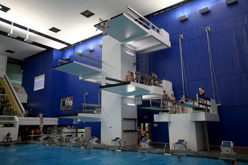 TREVOR HAGAN / WINNIPEG FREE PRESS
Divers practice between events at Pan Am Pool during the 2010 Polar Bear Classic, Friday, February 8, 2019.