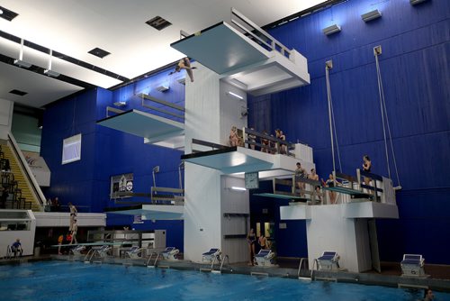 TREVOR HAGAN / WINNIPEG FREE PRESS
Divers practice between events at Pan Am Pool during the 2010 Polar Bear Classic, Friday, February 8, 2019.