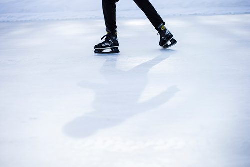 MIKAELA MACKENZIE / WINNIPEG FREE PRESS
Red River College international students try skating, many for the first time ever, at the Forks in Winnipeg on Saturday, Feb. 9, 2019.
Winnipeg Free Press 2019.