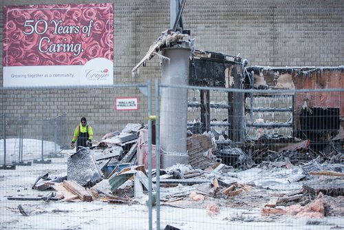 MIKAELA MACKENZIE / WINNIPEG FREE PRESS
Fencing crews with Wallace + Wallace check out the burned-out A&W at Main and Inkster in Winnipeg on Monday, Feb. 11, 2019.
Winnipeg Free Press 2019.