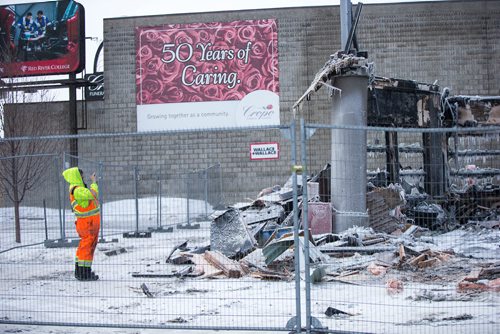 MIKAELA MACKENZIE / WINNIPEG FREE PRESS
Fencing crews with Wallace + Wallace check out the burned-out A&W at Main and Inkster in Winnipeg on Monday, Feb. 11, 2019.
Winnipeg Free Press 2019.