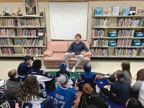 Canstar Community News Mason Appleton of the Winnipeg Jets read to a Grade 4/5 class at Bird's Hill School on Feb. 4 for I Love to Read Month. (SHELDON BIRNIE/CANSTAR/THE HERALD)