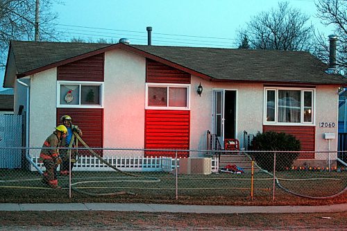 BORIS MINKEVICH / WINNIPEG FREE PRESS  090420 2060 Manitoba Ave. fire scene.