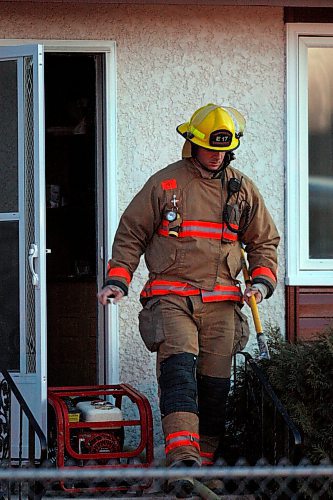 BORIS MINKEVICH / WINNIPEG FREE PRESS  090420 2060 Manitoba Ave. fire scene.