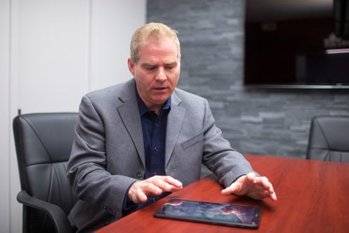 MIKAELA MACKENZIE / WINNIPEG FREE PRESS
Jeffrey Quail, CEO of Setcan, shows reporter Kevin Rollason the SimVoice technology at the Setcan offices in Winnipeg on Friday, Feb. 15, 2019.
Winnipeg Free Press 2019.