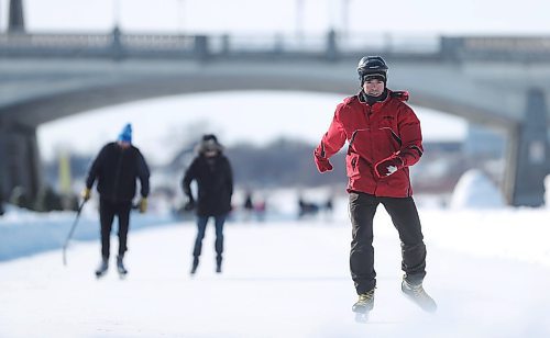 TREVOR HAGAN/ WINNIPEG PRESS
Skaters on the trail along the Red River at The Forks, Sunday, February 17, 2019.