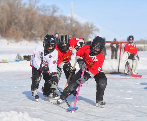 TREVOR HAGAN/ WINNIPEG PRESS
The Fort Garry Flyers vs the Macdonald Wildfire during Ringette on the River at The Forks, put on by the Southwest Winnipeg Ringette Association, Sunday, February 17, 2019.