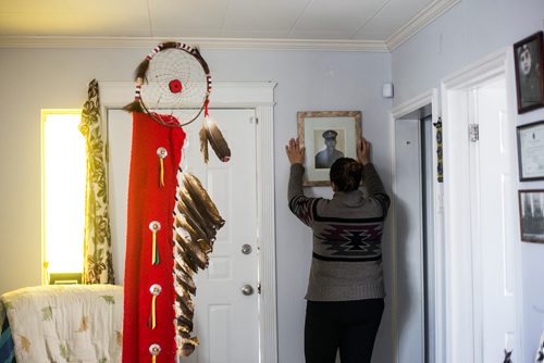 MIKAELA MACKENZIE / WINNIPEG FREE PRESS
Renata Meconse, daughter of Joseph Meconse, puts a portrait of her father back up on the wall in his home in Winnipeg on Monday, Feb. 18, 2019.
Winnipeg Free Press 2019.