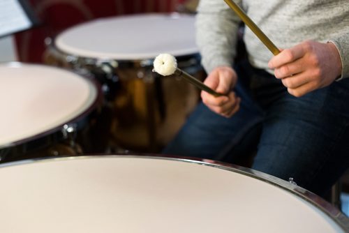 MIKAELA MACKENZIE / WINNIPEG FREE PRESS
Winnipeg Symphony Orchestra timpanist Mike Kemp plays at his house in Winnipeg on Tuesday, Feb. 19, 2019.
Winnipeg Free Press 2019.