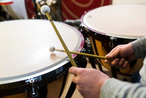 MIKAELA MACKENZIE / WINNIPEG FREE PRESS
Winnipeg Symphony Orchestra timpanist Mike Kemp plays at his house in Winnipeg on Tuesday, Feb. 19, 2019.
Winnipeg Free Press 2019.