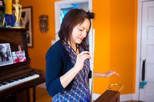 MIKAELA MACKENZIE / WINNIPEG FREE PRESS
Alt-folk musician Keri Latimer poses plays her theremin in Winnipeg on Tuesday, Feb. 19, 2019.
Winnipeg Free Press 2019.