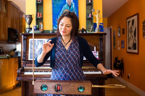 MIKAELA MACKENZIE / WINNIPEG FREE PRESS
Alt-folk musician Keri Latimer poses plays her theremin in Winnipeg on Tuesday, Feb. 19, 2019.
Winnipeg Free Press 2019.