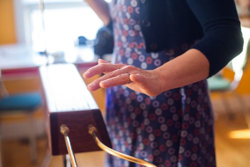 MIKAELA MACKENZIE / WINNIPEG FREE PRESS
Alt-folk musician Keri Latimer poses plays her theremin in Winnipeg on Tuesday, Feb. 19, 2019.
Winnipeg Free Press 2019.