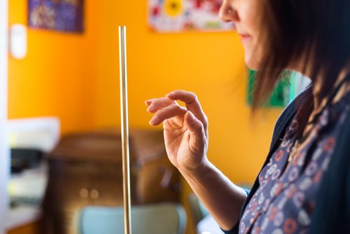 MIKAELA MACKENZIE / WINNIPEG FREE PRESS
Alt-folk musician Keri Latimer poses plays her theremin in Winnipeg on Tuesday, Feb. 19, 2019.
Winnipeg Free Press 2019.