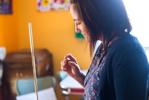 MIKAELA MACKENZIE / WINNIPEG FREE PRESS
Alt-folk musician Keri Latimer poses plays her theremin in Winnipeg on Tuesday, Feb. 19, 2019.
Winnipeg Free Press 2019.