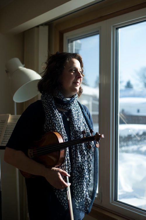 MIKAELA MACKENZIE / WINNIPEG FREE PRESS
Elise Lavallee, Principal viola player with the Winnipeg Symphony Orchestra, plays in her home in Winnipeg on Friday, Feb. 15, 2019.
Winnipeg Free Press 2019.
