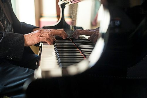 MIKAELA MACKENZIE / WINNIPEG FREE PRESS
Ron Paley, lounge pianist and big band leader, plays at the Fort Garry Hotel in Winnipeg on Friday, Feb. 15, 2019.
Winnipeg Free Press 2019.