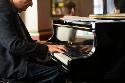 MIKAELA MACKENZIE / WINNIPEG FREE PRESS
Ron Paley, lounge pianist and big band leader, plays at the Fort Garry Hotel in Winnipeg on Friday, Feb. 15, 2019.
Winnipeg Free Press 2019.