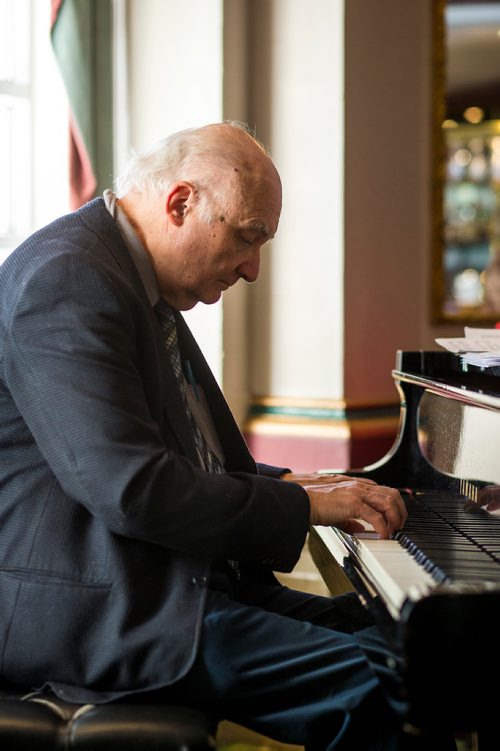 MIKAELA MACKENZIE / WINNIPEG FREE PRESS
Ron Paley, lounge pianist and big band leader, plays at the Fort Garry Hotel in Winnipeg on Friday, Feb. 15, 2019.
Winnipeg Free Press 2019.