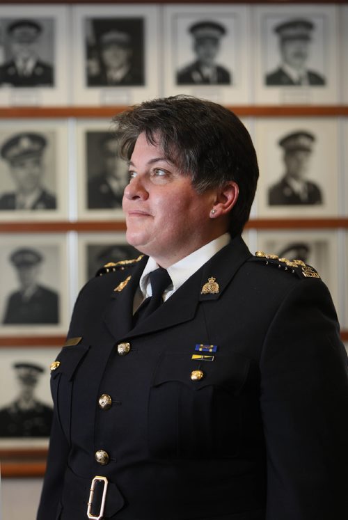 RUTH BONNEVILLE / WINNIPEG FREE PRESS


LOCAL - RCMP CO Jane MacLatchy

Portraits of A/Commr. Maclatchy 
New Commanding Officer of the Manitoba RCMP in Winnipeg RCMP Head Office. 

See Carol Sanders story.

Feb 21, 2019
