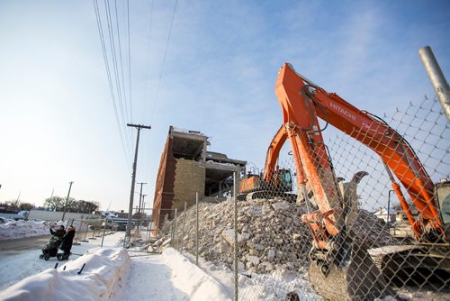 MIKAELA MACKENZIE / WINNIPEG FREE PRESS
The Canada Bread bakery on Burnell Street, constructed in 1912, gets demolished in Winnipeg on Friday, Feb. 22, 2019.
Winnipeg Free Press 2019.