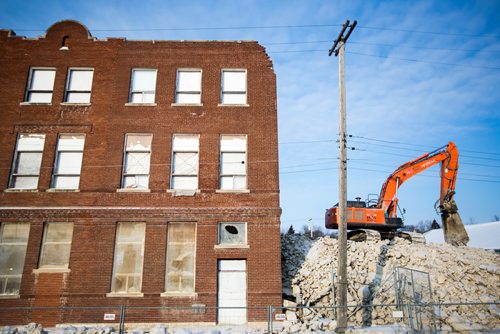 MIKAELA MACKENZIE / WINNIPEG FREE PRESS
The Canada Bread bakery on Burnell Street, constructed in 1912, gets demolished in Winnipeg on Friday, Feb. 22, 2019.
Winnipeg Free Press 2019.