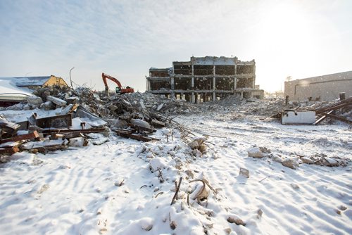 MIKAELA MACKENZIE / WINNIPEG FREE PRESS
The Canada Bread bakery on Burnell Street, constructed in 1912, gets demolished in Winnipeg on Friday, Feb. 22, 2019.
Winnipeg Free Press 2019.