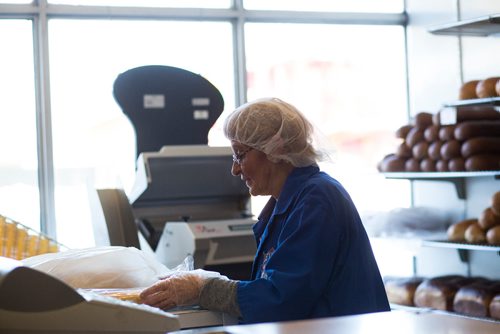 MIKAELA MACKENZIE / WINNIPEG FREE PRESS
Dale Danis serves customers at City Bread in Winnipeg on Friday, Feb. 22, 2019.
Winnipeg Free Press 2019.