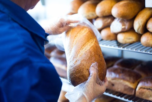 MIKAELA MACKENZIE / WINNIPEG FREE PRESS
Dale Danis serves customers at City Bread in Winnipeg on Friday, Feb. 22, 2019.
Winnipeg Free Press 2019.