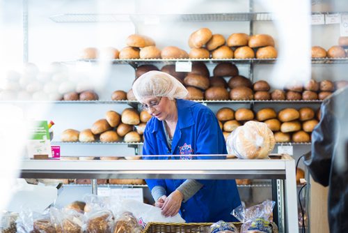 MIKAELA MACKENZIE / WINNIPEG FREE PRESS
Dale Danis serves customers at City Bread in Winnipeg on Friday, Feb. 22, 2019.
Winnipeg Free Press 2019.